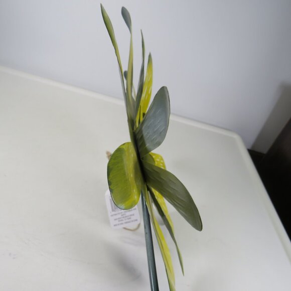 Yellow Flower Metal Yard Decor Stake all metal (no moving parts) - Picture 4 of 13
